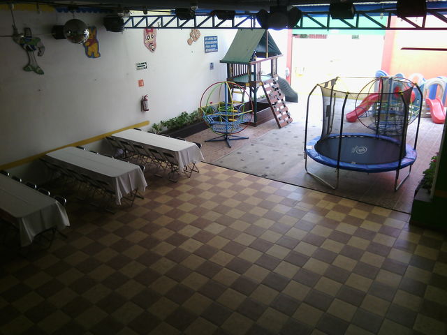 Area para bailar y Juegos Infantiles